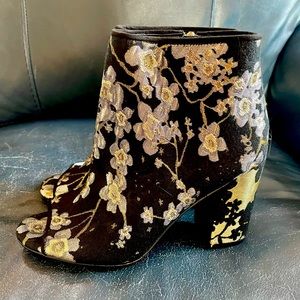 Nine West NWOB • Peep Toe Booties w/ Stacked Heel • sz 6